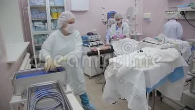 一个医疗小组在手术完成后准备一间手术室进行消毒